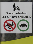 908093 Afbeelding van het waarschuwingsbord met o.a. de tekst: 'Scootmobielen: LET OP UW SNELHEID', in het ...
